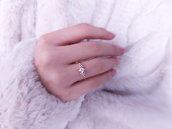 Bague en saphir blanc taille princesse avec diamants 