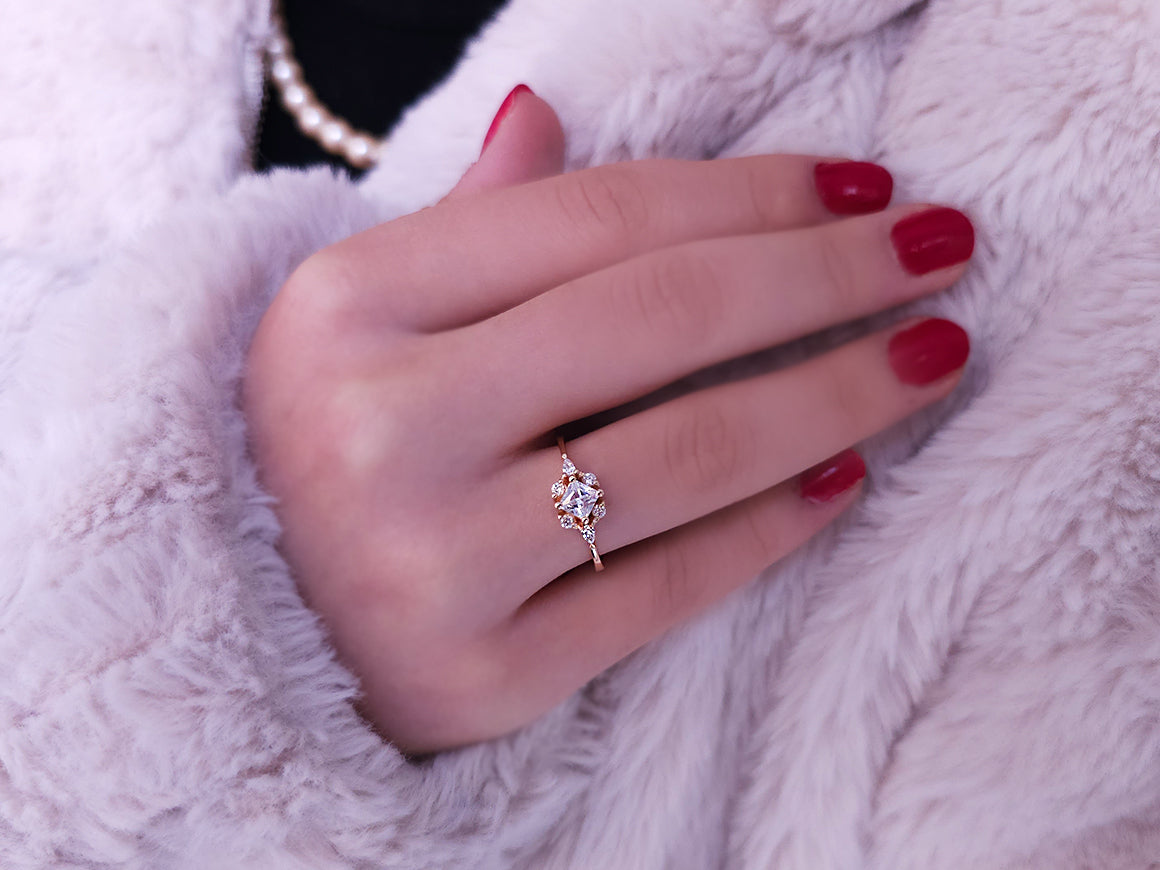 Ring with diamonds and white topaz in princess cut