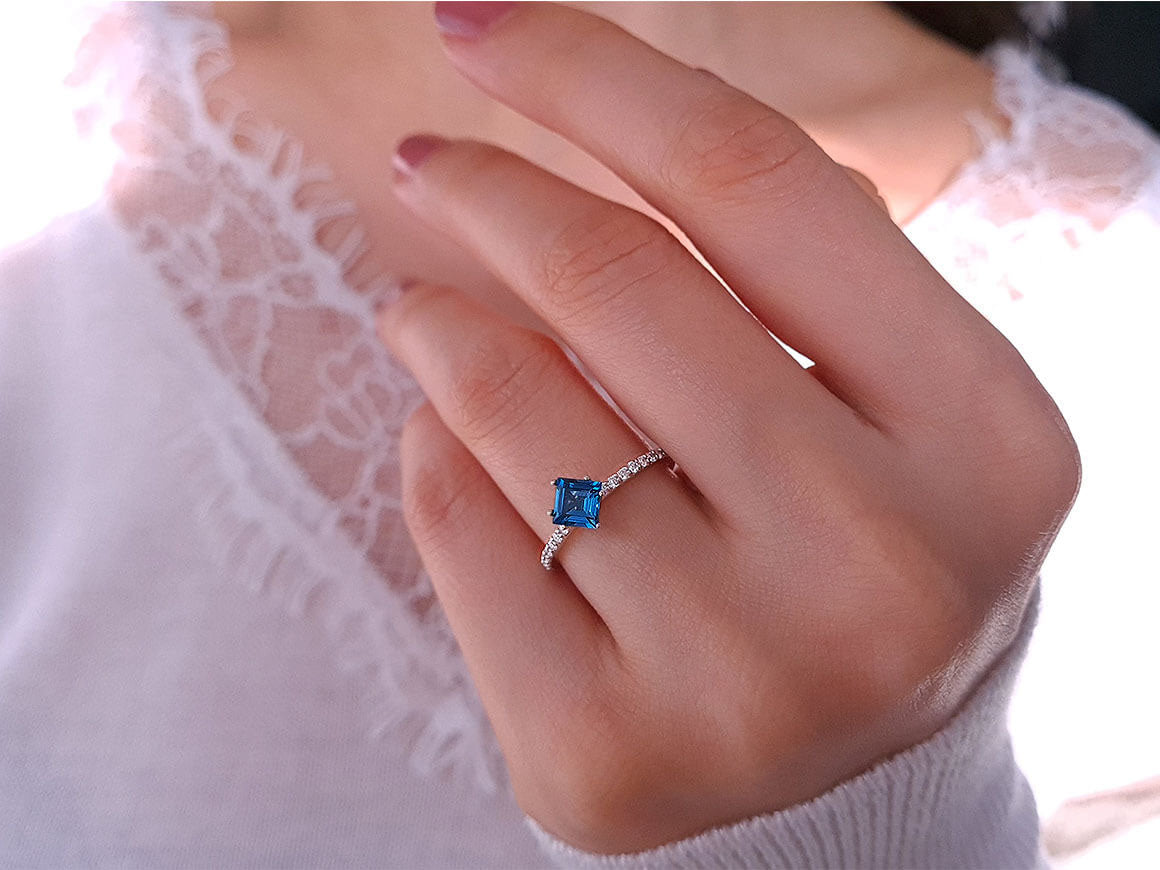 Bague en diamant et topaze bleue Princess London