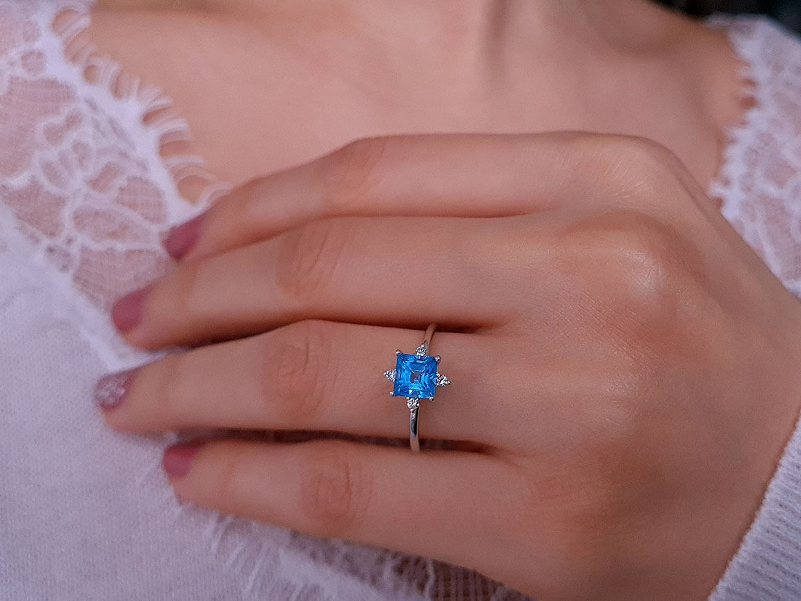 Bague diamant et topaze bleue princesse