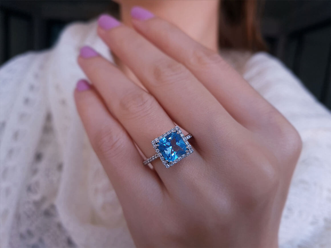 Bague en diamant et topaze bleue taille princesse