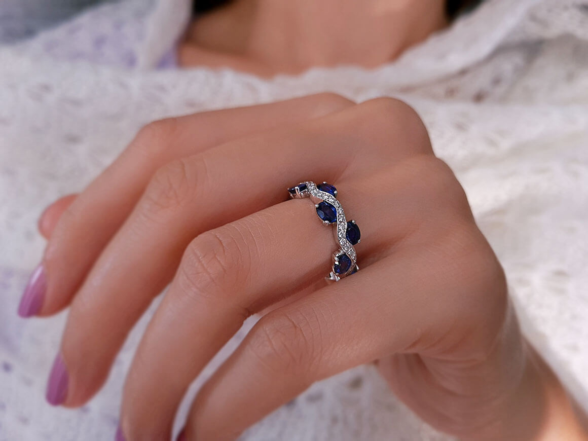 Diamond and sapphire half-round alliance