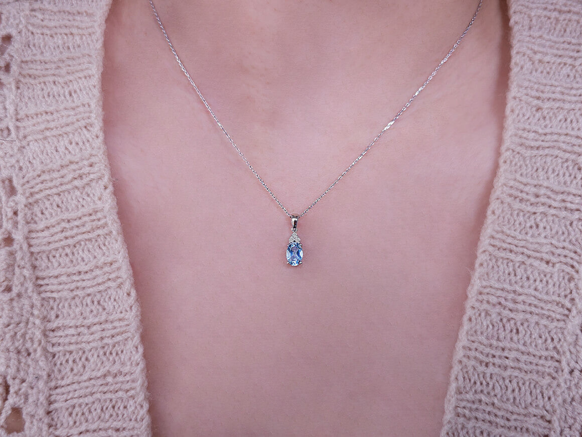 Serenity Halskette mit Diamanten und himmelblauem Topas - handgefertigter Diamantschmuck aus Feingold | Sirius Diamant