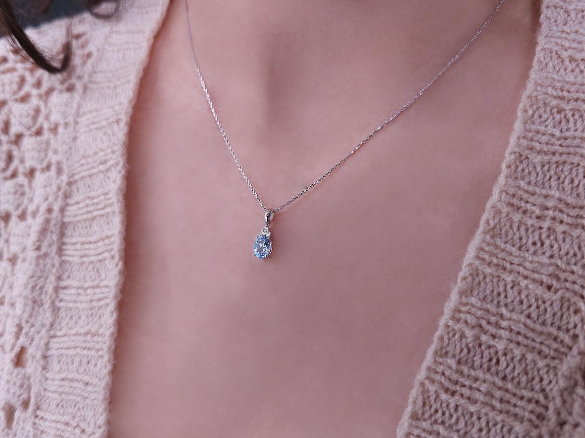 Serenity Halskette mit Diamanten und himmelblauem Topas - handgefertigter Diamantschmuck aus Feingold | Sirius Diamant