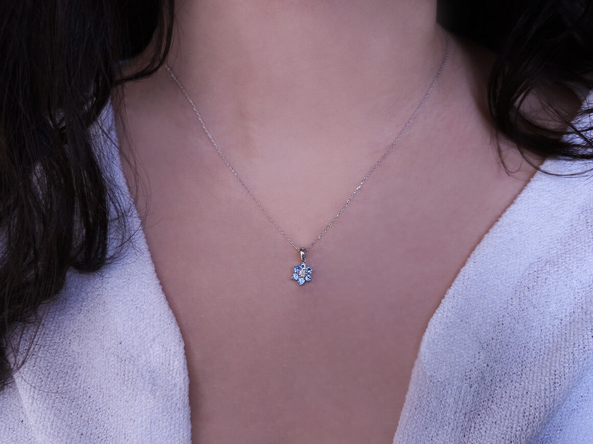 Diamant und Licht Blau Gänseblümchen Collier – handgefertigter Diamantschmuck aus Feingold | Sirius Diamant