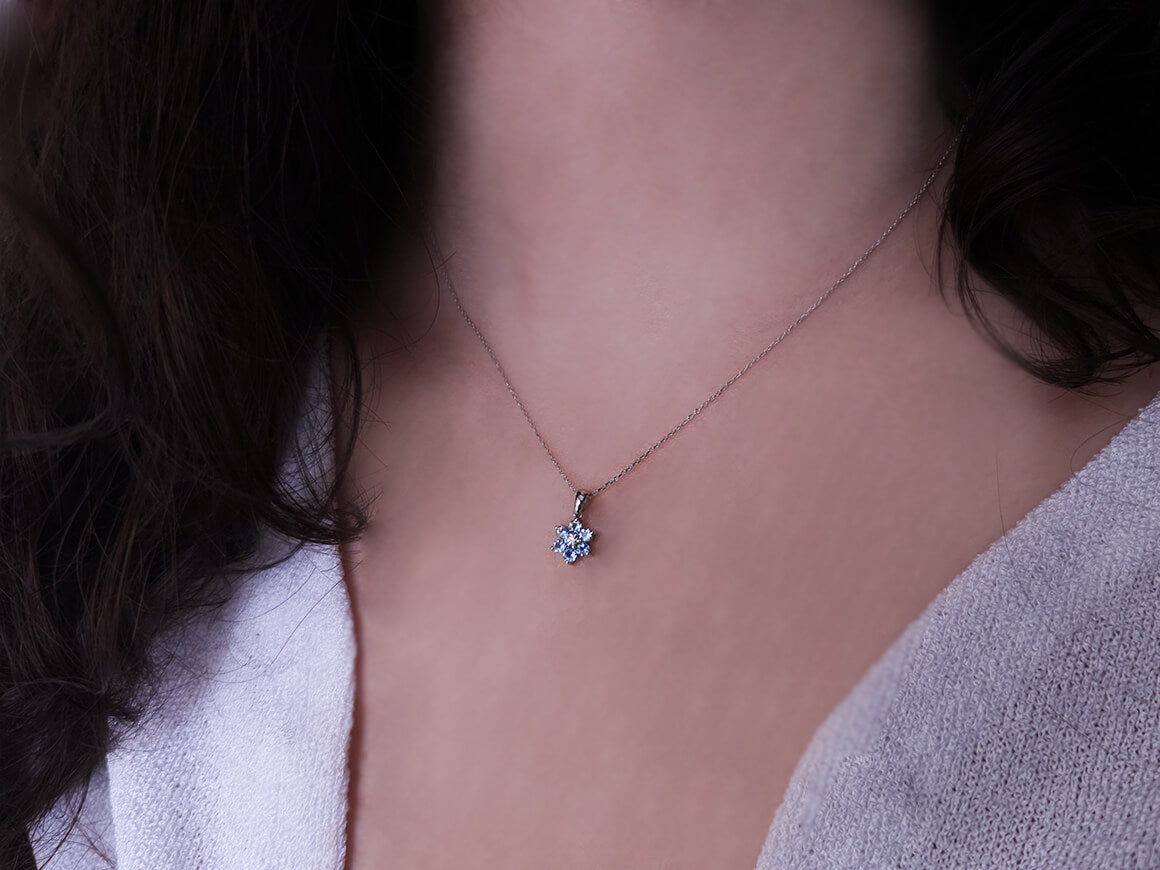 Diamant und Licht Blau Gänseblümchen Collier – handgefertigter Diamantschmuck aus Feingold | Sirius Diamant