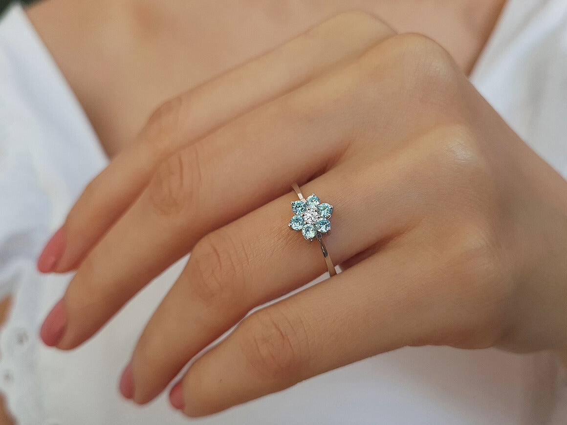 Bague marguerite en diamant et topaze bleue