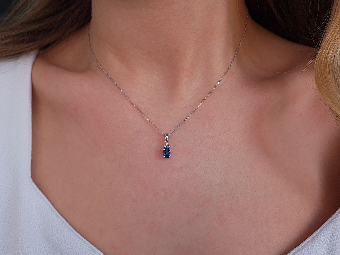Diamant und Topas Cadenza Collier - handgefertigter Diamantschmuck aus Feingold | Sirius Diamant