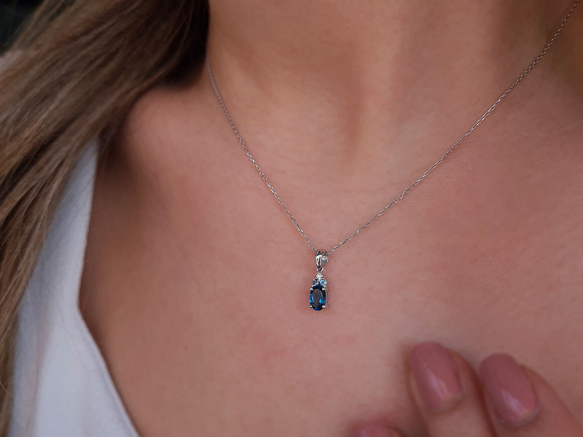 Diamant und Topas Cadenza Collier - handgefertigter Diamantschmuck aus Feingold | Sirius Diamant