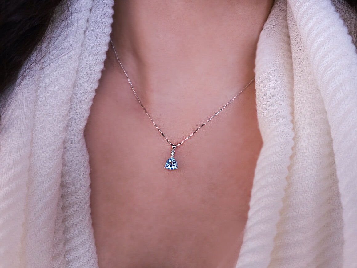 Dreieck-Schliff Sky Blue Topas Halskette mit%20 Diamant - handgefertigter Diamantschmuck aus Feingold | Sirius Diamant