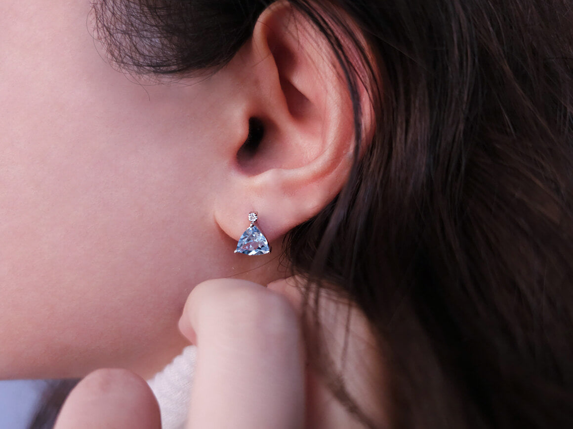 Diamant- und dreieckig geschliffener Sky Blue Topas-Ohrring - handgefertigter Diamantschmuck aus Feingold | Sirius Diamant