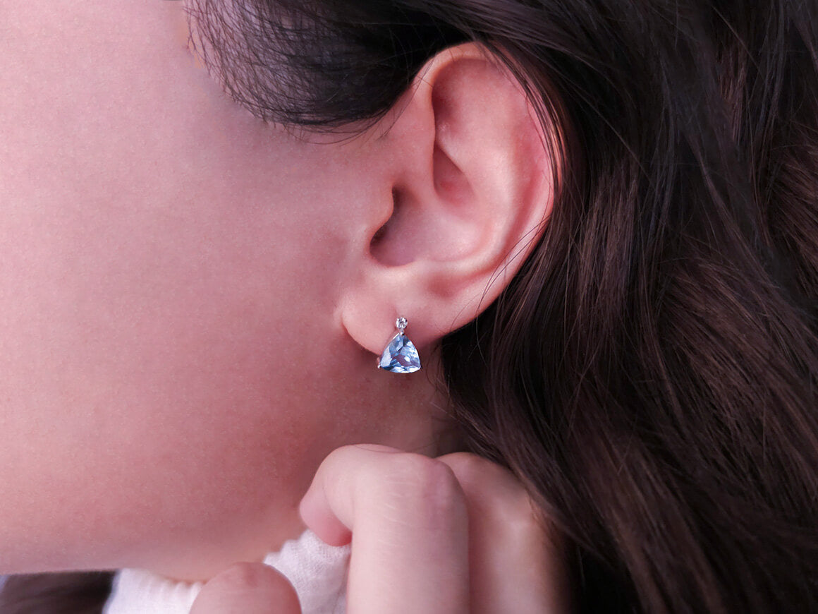 Diamant- und dreieckig geschliffener Sky Blue Topas-Ohrring - handgefertigter Diamantschmuck aus Feingold | Sirius Diamant