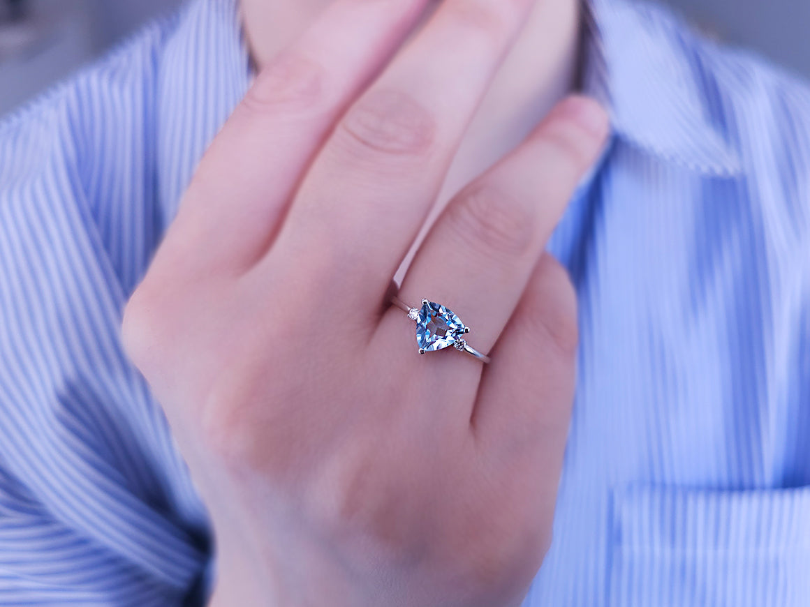 Bague en diamant et topaze bleue taille trilliant 