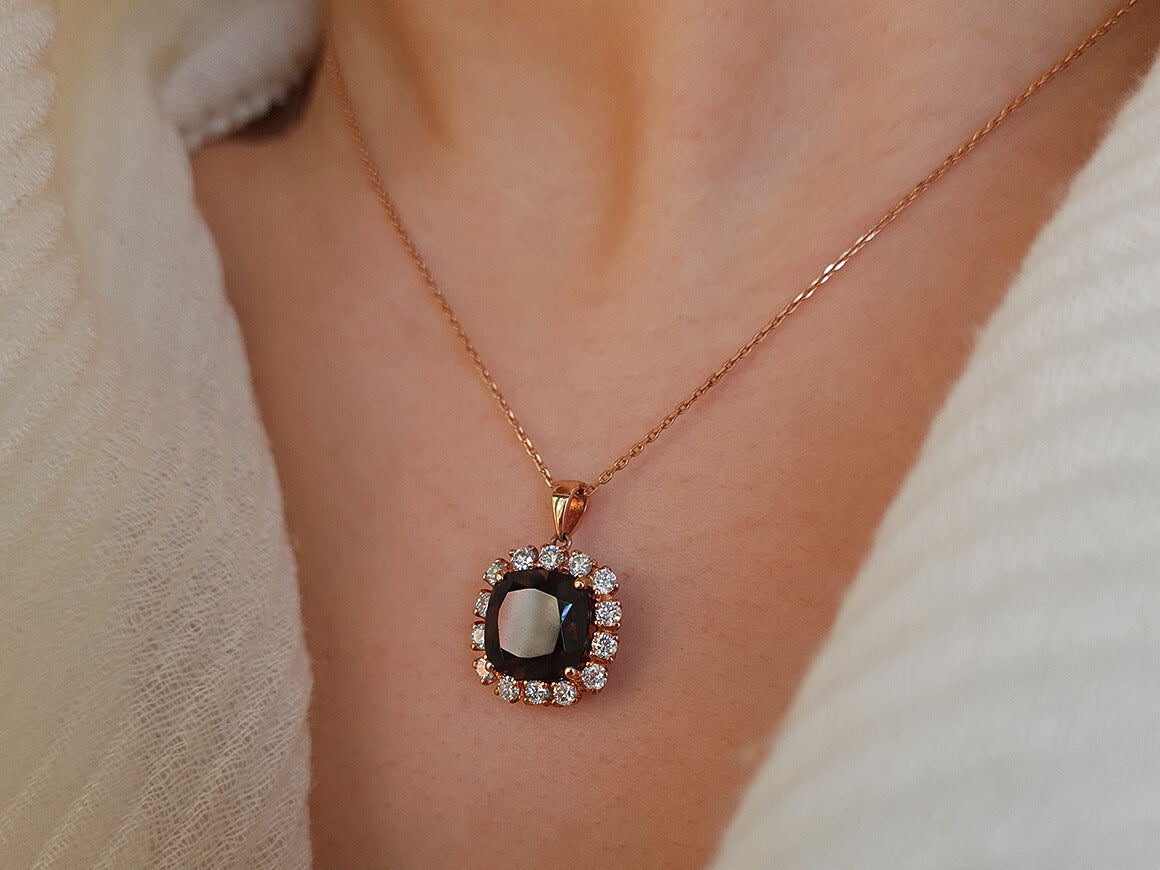 Diamant und Cushion Schliff Rauchquartz Collier in 18 Karat Rotgold / Rosegold - handgefertigter Diamantschmuck aus Feingold | Sirius Diamant