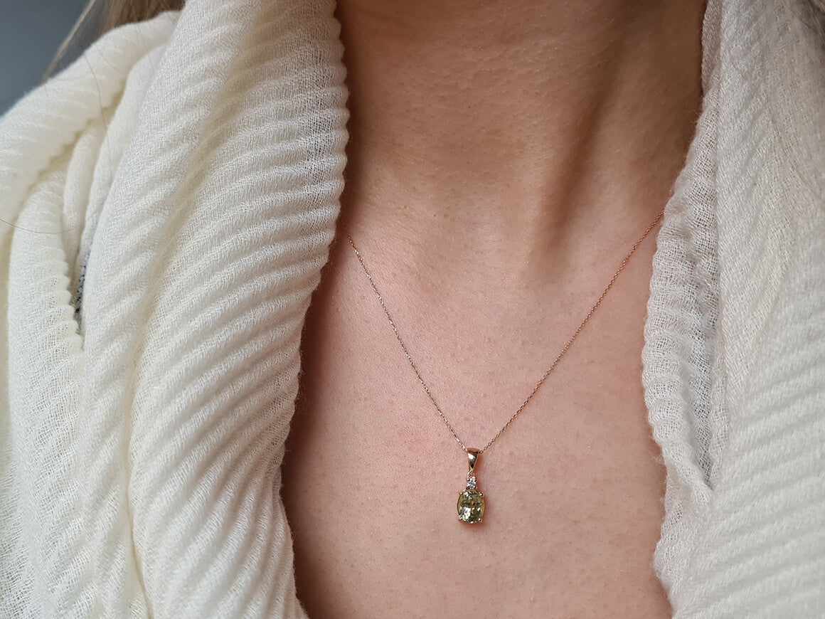 Diamant und Zultanit Harmonie Collier in 14 K Rotgold - handgefertigter Diamantschmuck aus Feingold | Sirius Diamant
