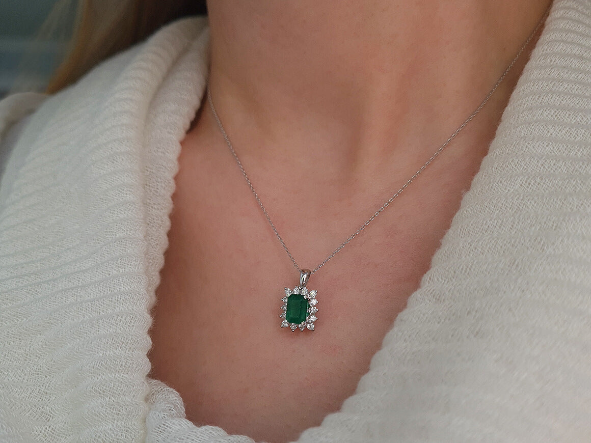 Diamant und Oktagon Smaragd Collier - handgefertigter Diamantschmuck aus Feingold | Sirius Diamant