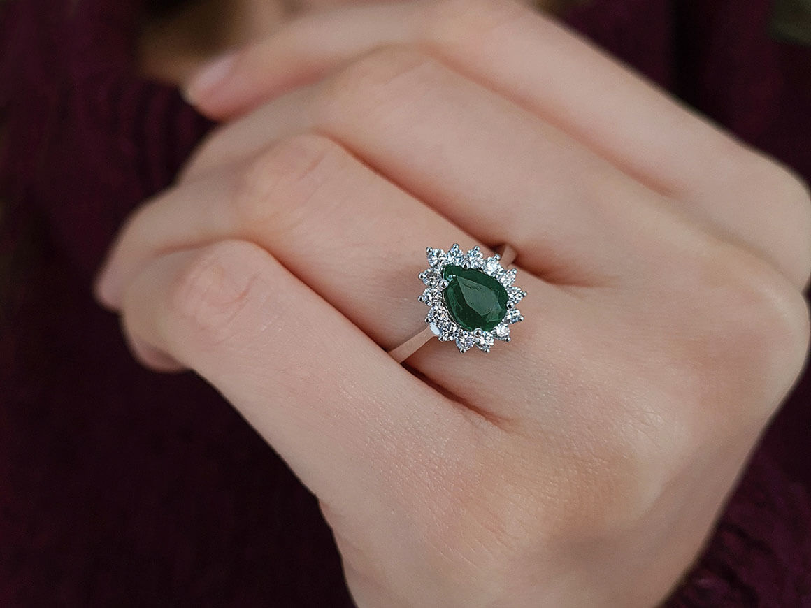Diamond and drop emerald ring in 14 K white gold