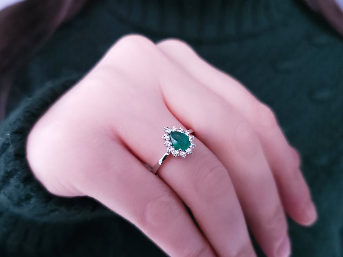 Diamond and drop emerald ring in 14 K white gold