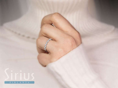 Alliance demi-ronde en or blanc 14 carats avec diamants de 0,34 carat