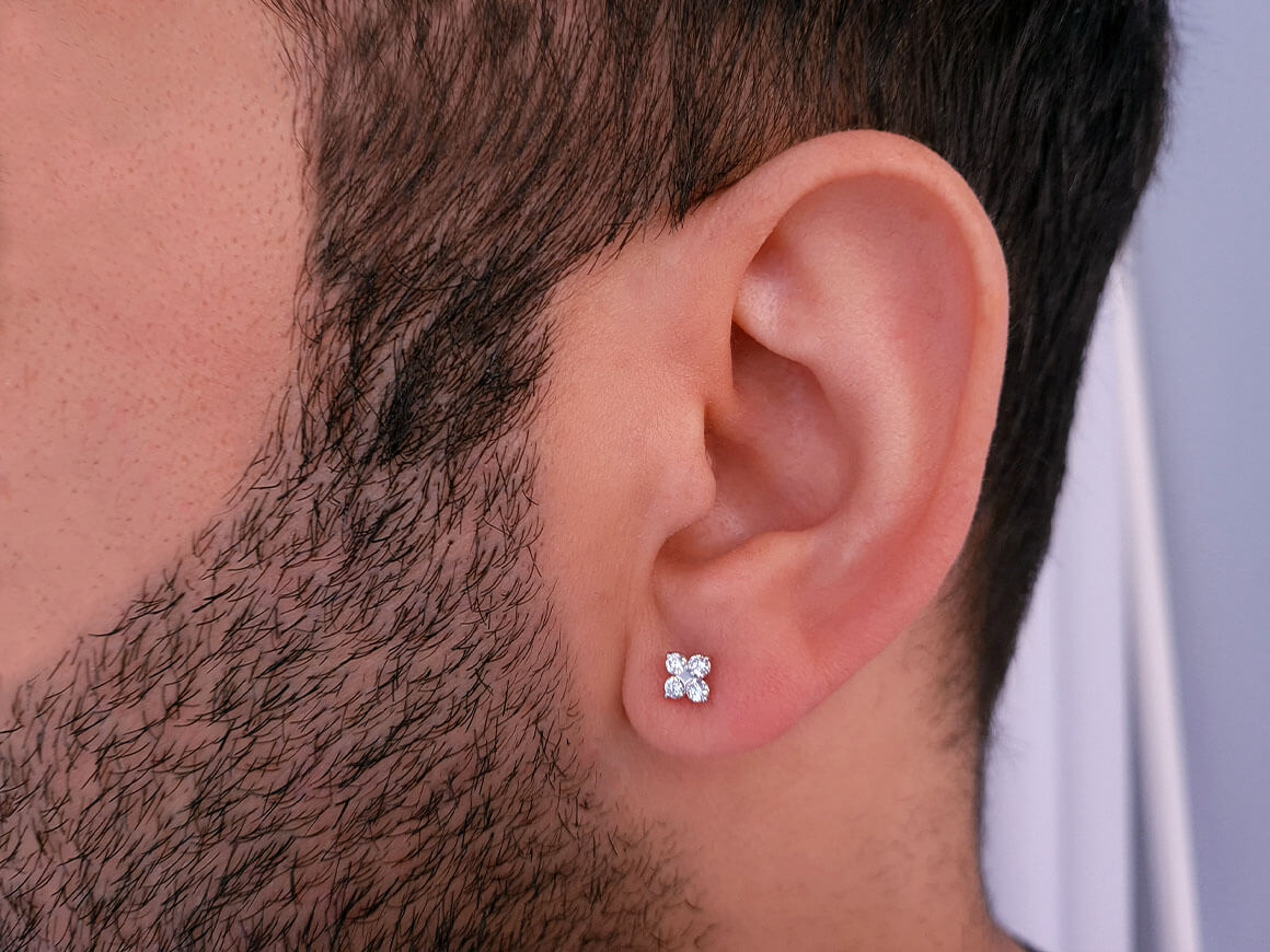 0,18 Gesamtkarat Diamant Kleeblatt Herrenohrring in 8 K Weißgold - handgefertigter Diamantschmuck aus Feingold | Sirius Diamant
