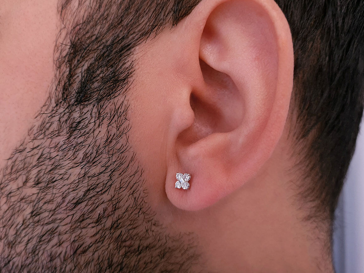 Boucle d'oreille pour homme en or blanc 8 carats avec diamants en forme de trèfle de 0,18 carat au total