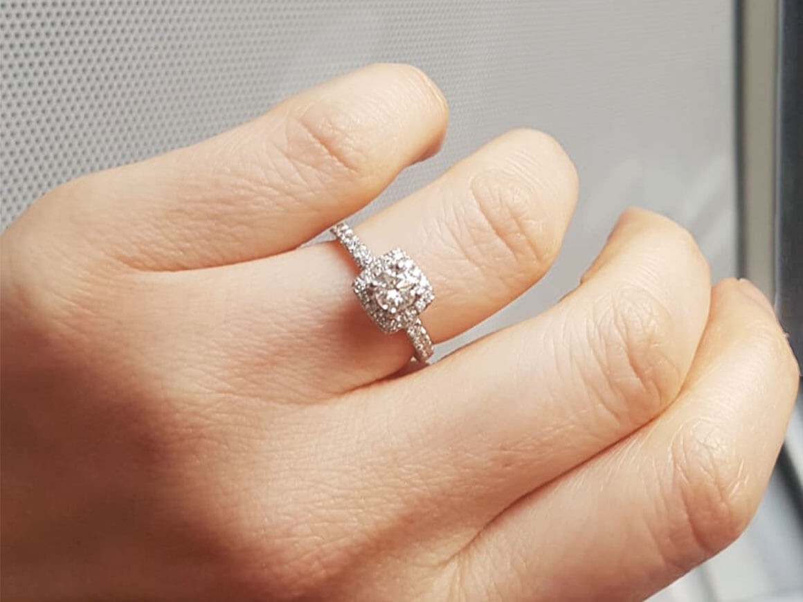 Bague solitaire à effet diamant taille princesse de 3,0 carats 