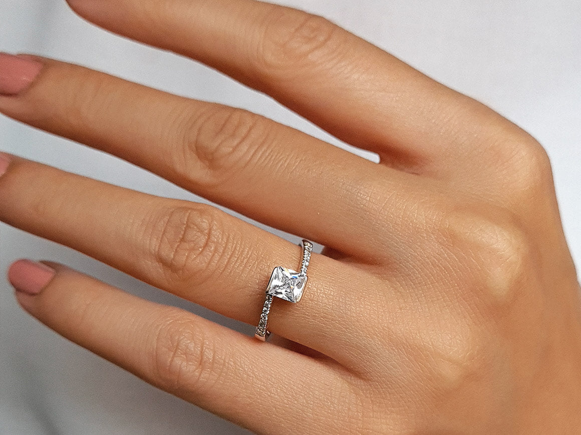 Bague solitaire en diamant princesse de 0,35 carat au total