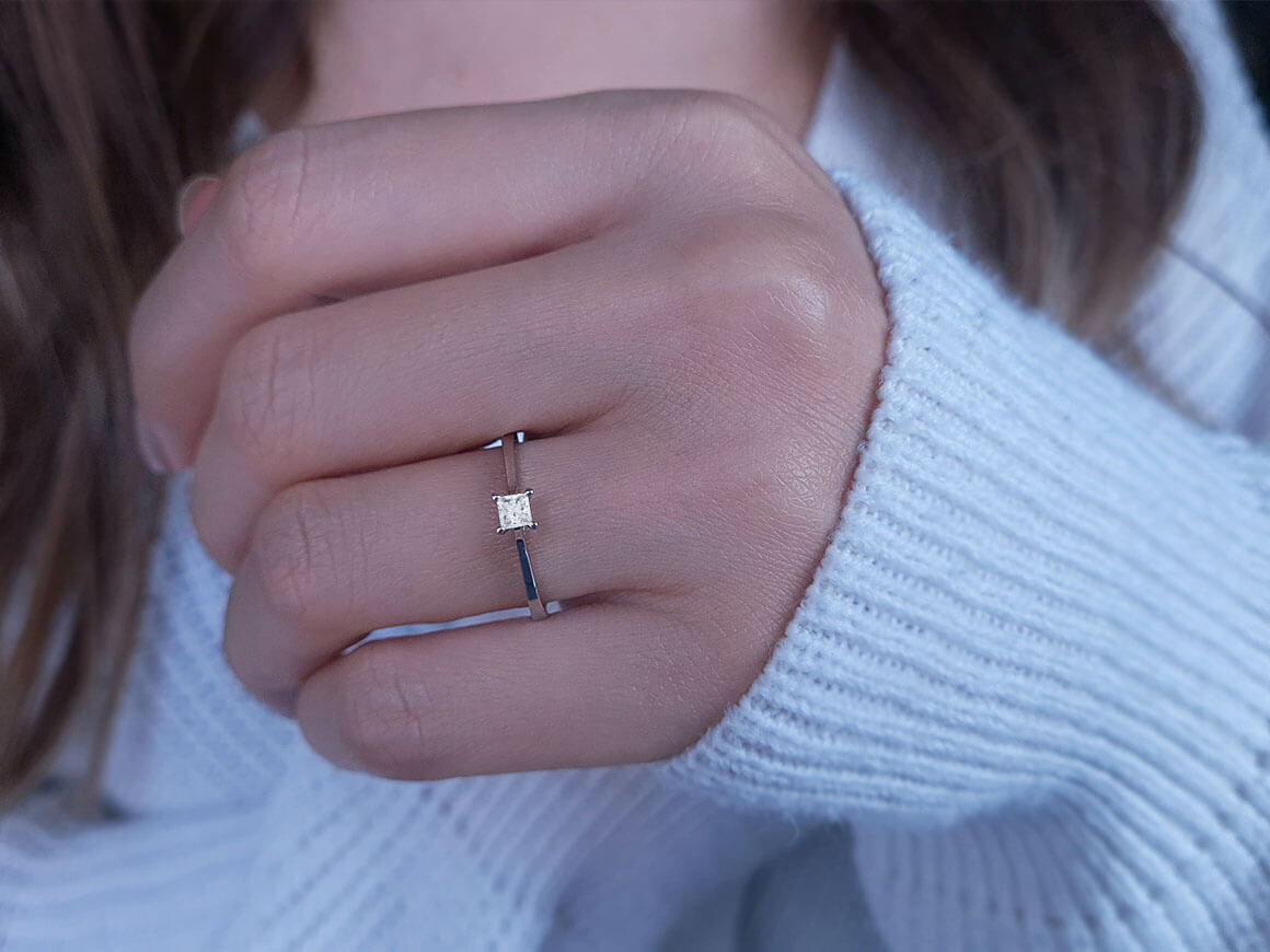 Bague solitaire taille princesse en diamant de 0,15 carat 