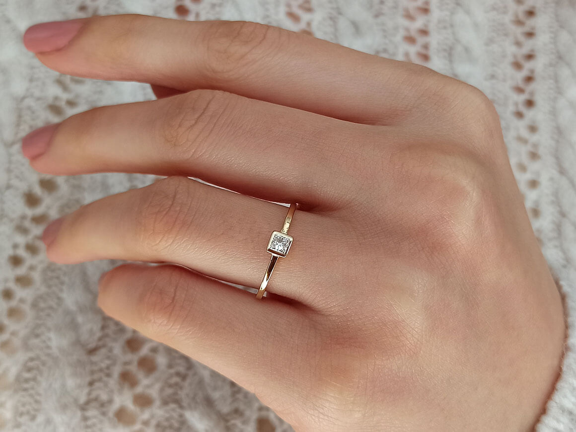 0,15 Karat Prinzessin Schliff Diamant Solitaire Ring in Gelbgold