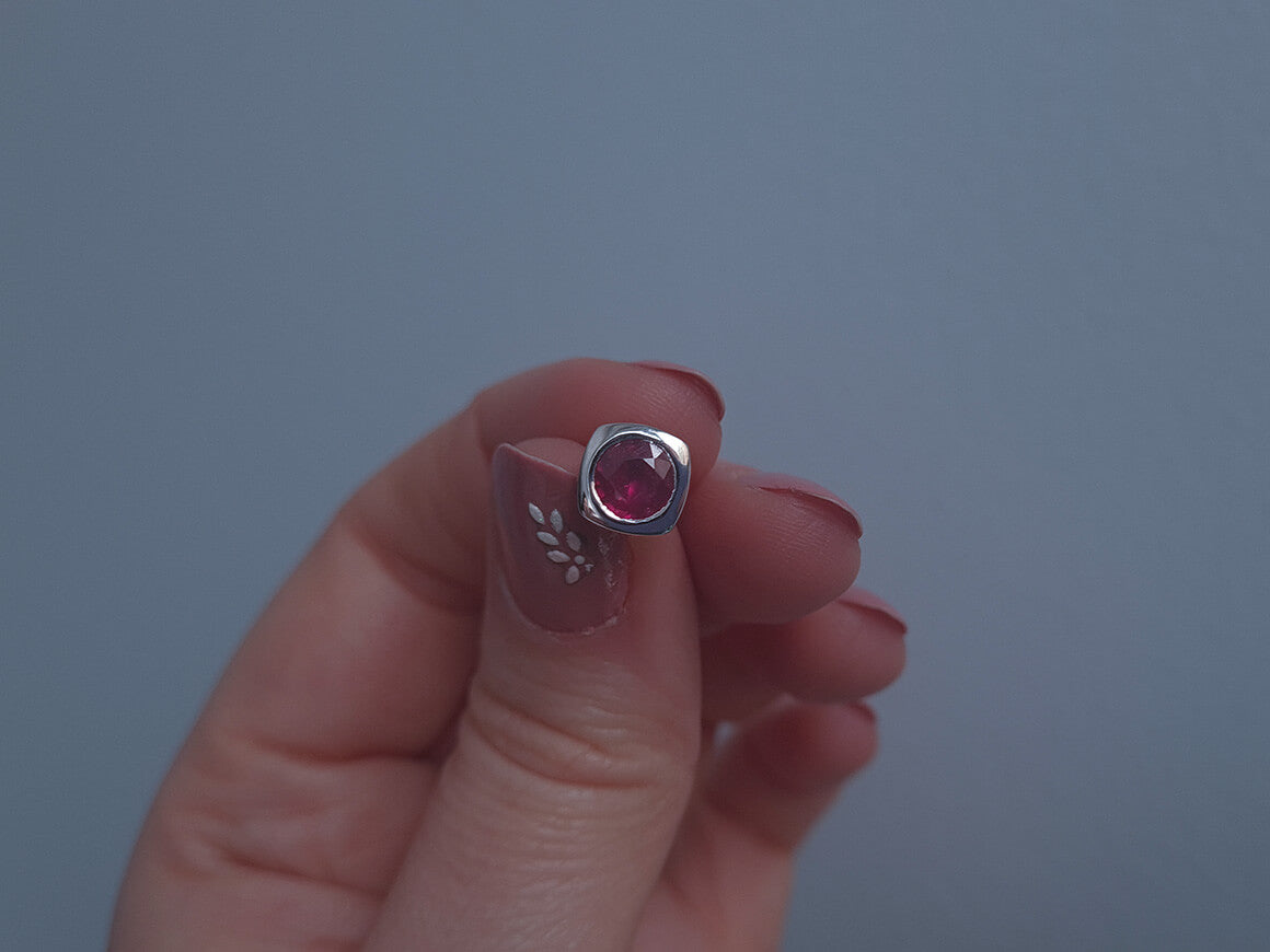 1,00 ct. Rubin Herren Ohrstecker in 14k Weißgold - handgefertigter Diamantschmuck aus Feingold | Sirius Diamant