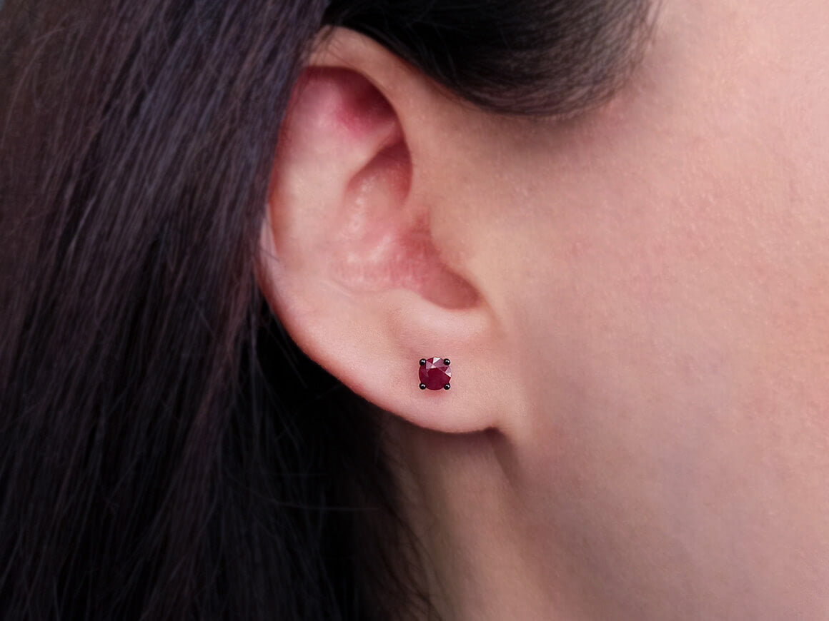 0,65 Carat Rubin Solitär Ohrringe - handgefertigter Diamantschmuck aus Feingold | Sirius Diamant