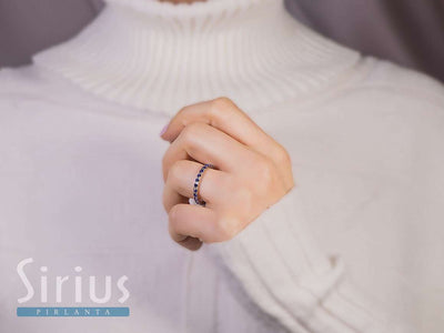 0.72 carat sapphire wraparound ring in 14 K white gold 