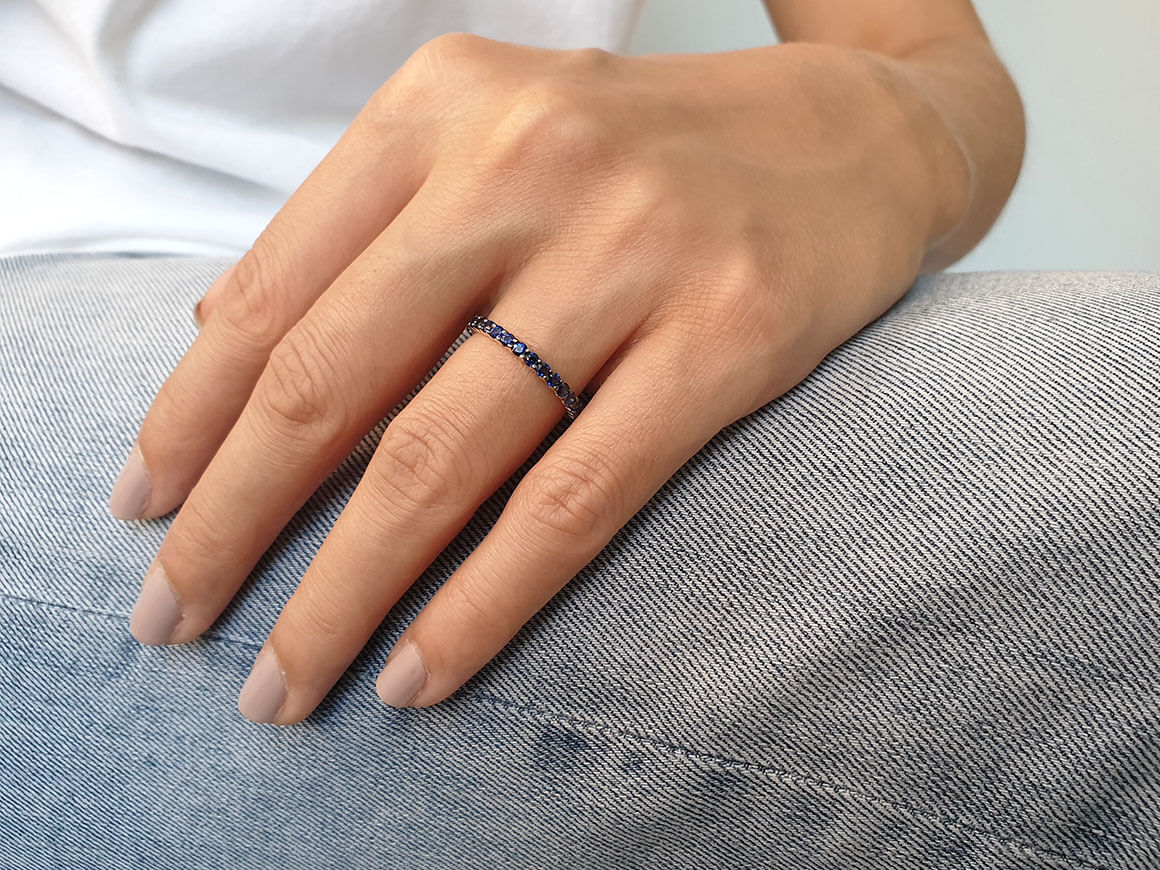1.56 carat sapphire memory ring in 14K white gold
