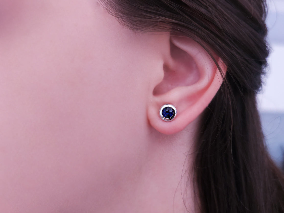 Solitaire earrings with sapphire