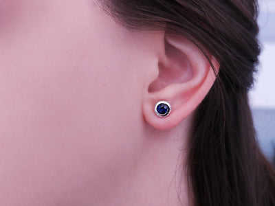 Solitaire earrings with sapphire