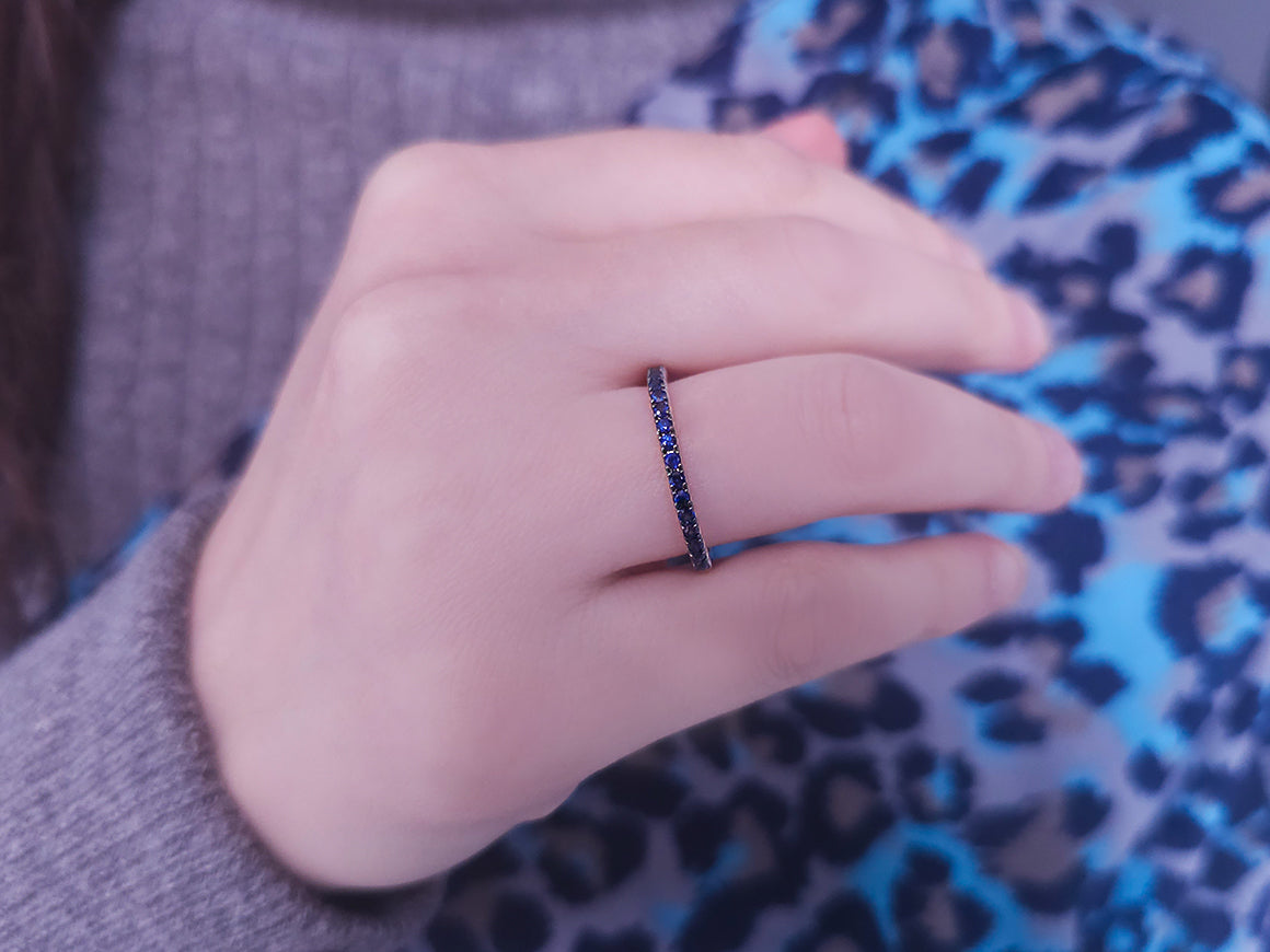 0.50 carat sapphire half-round alliance in 18 K white gold