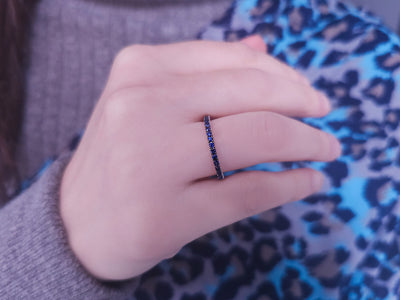 0.50 carat sapphire half-round alliance in 18 K white gold