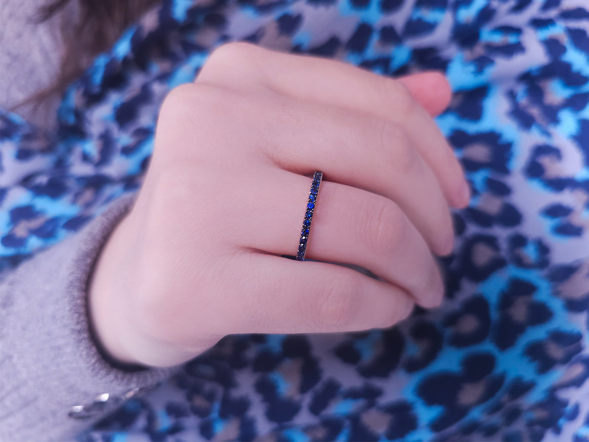 0.50 carat sapphire half-round alliance in 18 K white gold