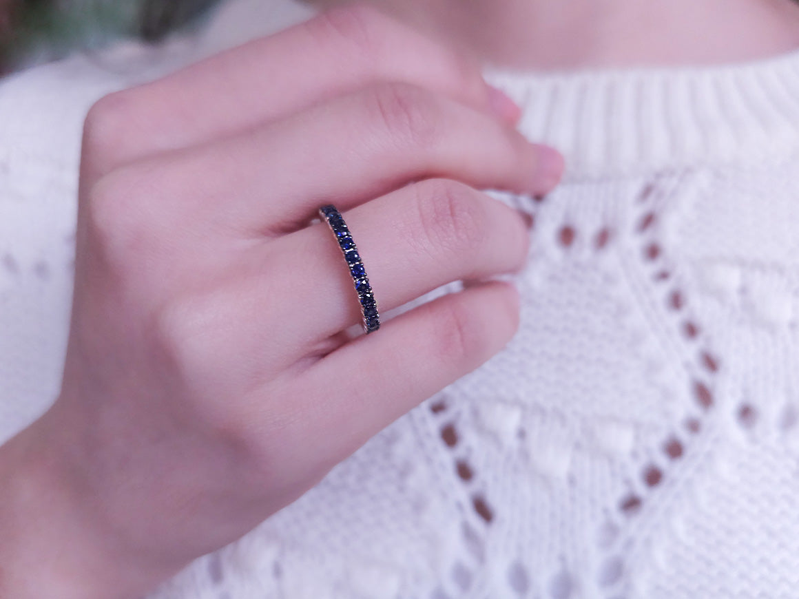 Sapphire half-round alliance ring in 14 carat white gold