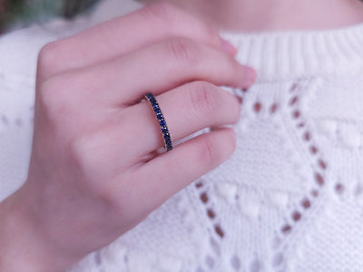 Sapphire half-round alliance ring in 14 carat white gold