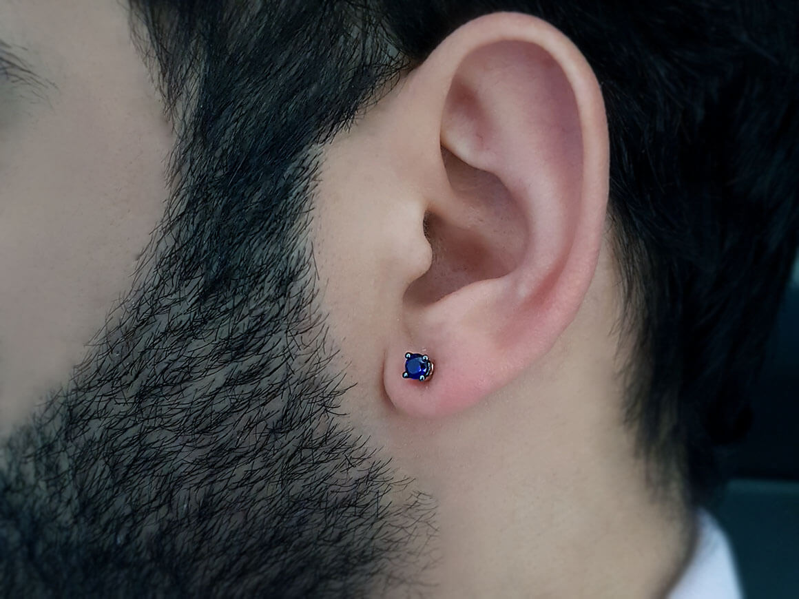 Boucle d'oreille solitaire saphir 0,30 carat pour homme en or blanc 14 carats 