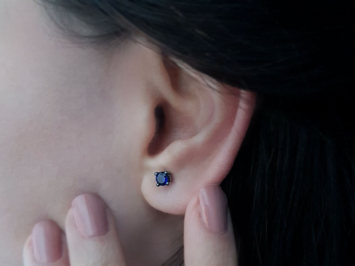 0,78 Carat Saphir Solitär Ohrstecker - handgefertigter Diamantschmuck aus Feingold | Sirius Diamant