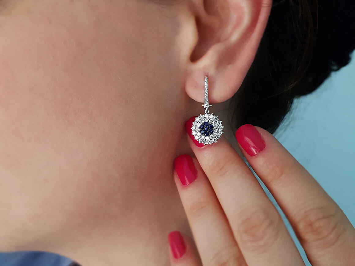 Ohrringe mit Saphiren und doppelreihigen Diamanten - handgefertigter Diamantschmuck aus Feingold | Sirius Diamant