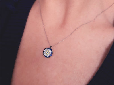 Collier motif « Œil bleu » en diamant et saphir