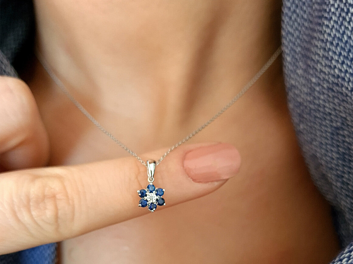 Diamant und Saphir Gänseblümchen Collier in 333er 8 Karat Weißgold - handgefertigter Diamantschmuck aus Feingold | Sirius Diamant