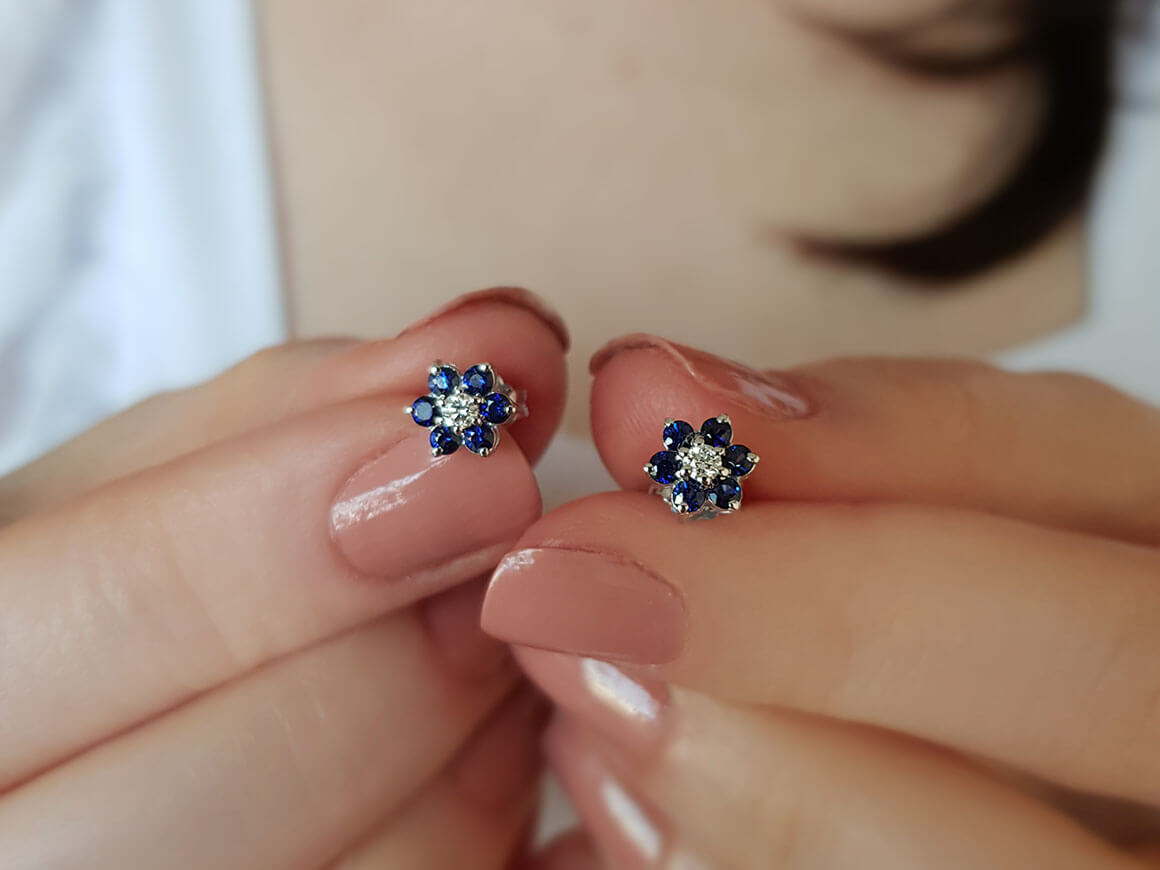 Diamant und Saphir Gänseblümchen Ohrringe in 333er 8k Weißgold - handgefertigter Diamantschmuck aus Feingold | Sirius Diamant