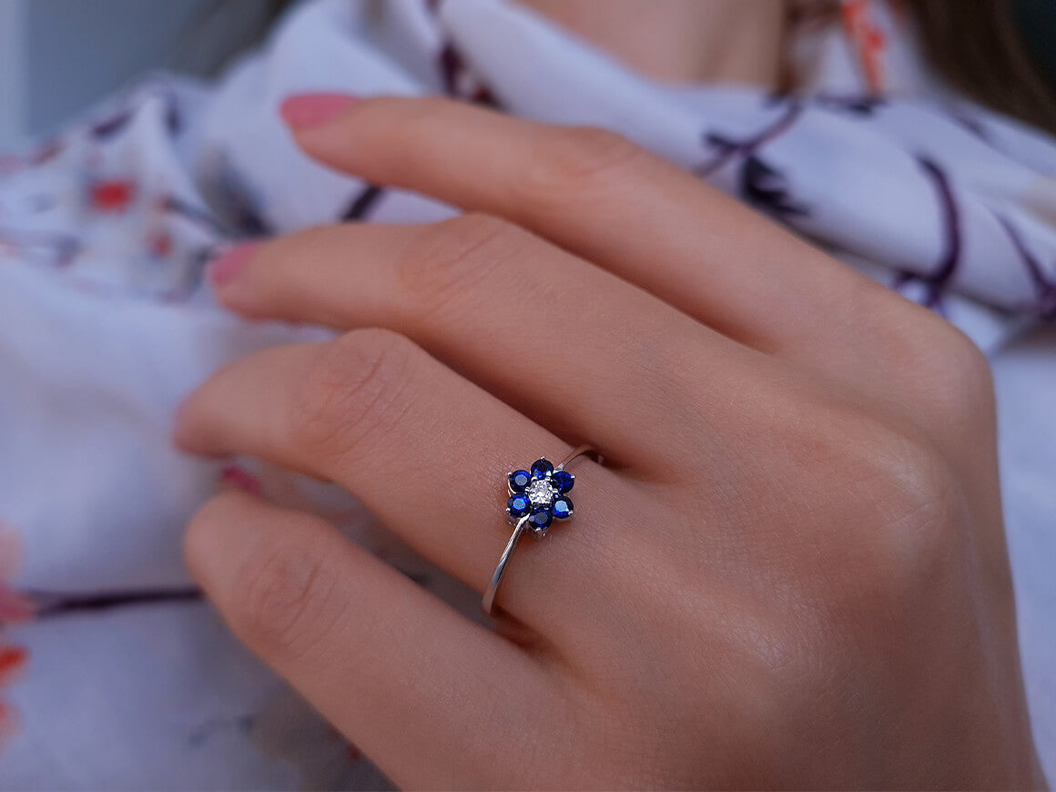 Diamond and sapphire daisy ring in 333 8 carat white gold
