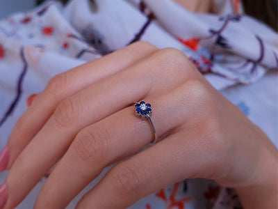 Diamond and sapphire daisy jewelry set in 333 8 K white gold