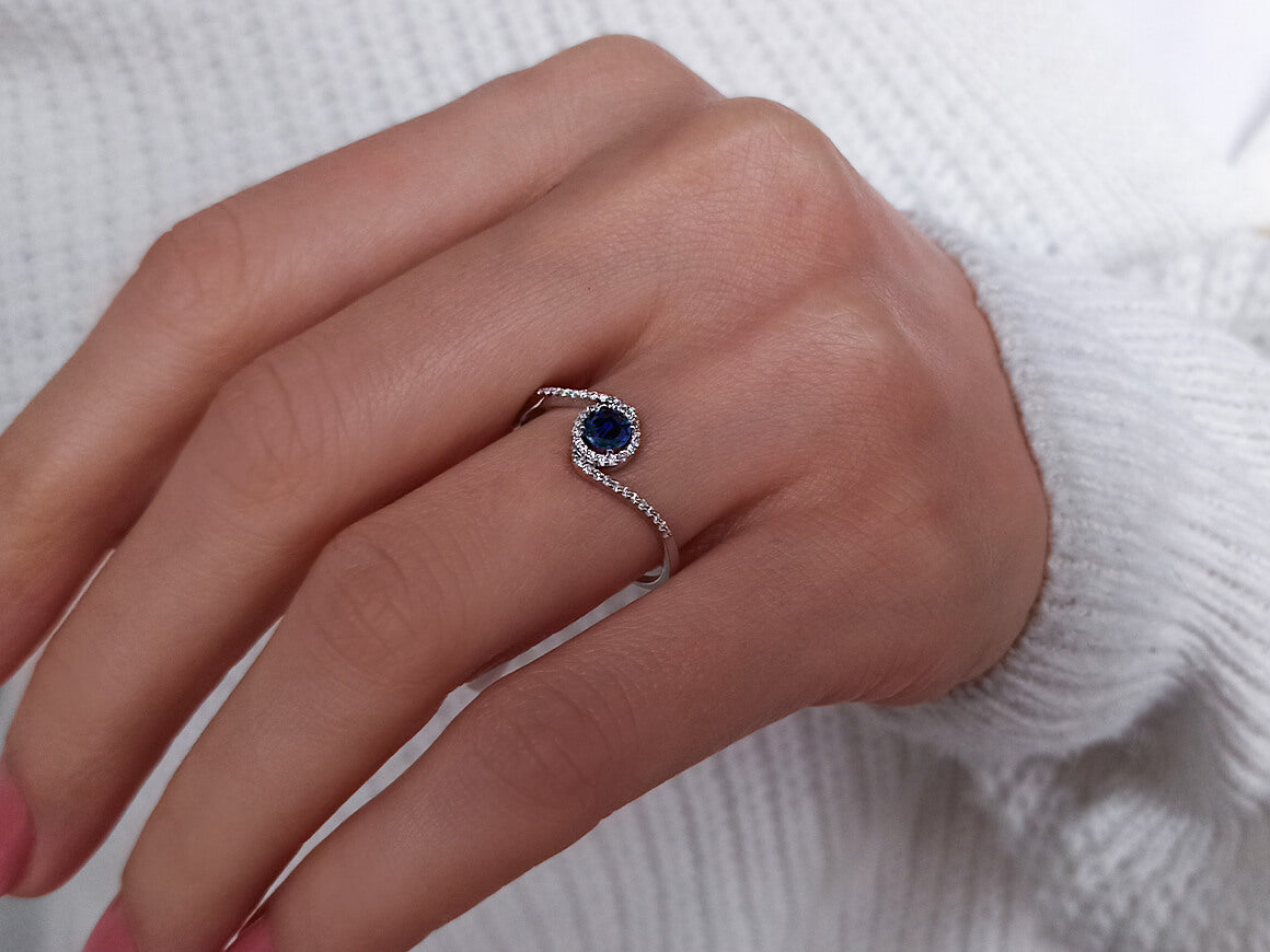 Bague diamant et saphir en or blanc 14 carats
