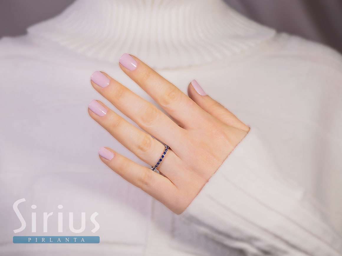 0.72 carat sapphire wraparound ring in 14 K white gold 